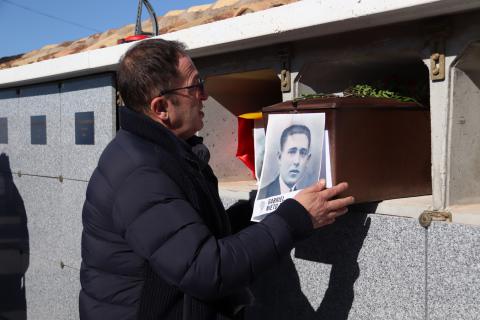 Acto de entrega de los cuerpos recuperados de las fosas 1 y 2 del cementerio de Manzanares