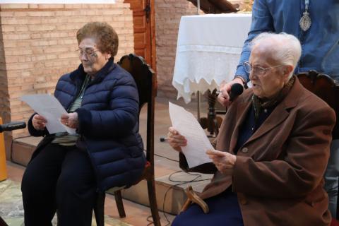 Las personas mayores con la Virgen de la Paz