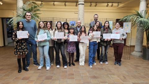 Foto conjunta de participantes con premio 