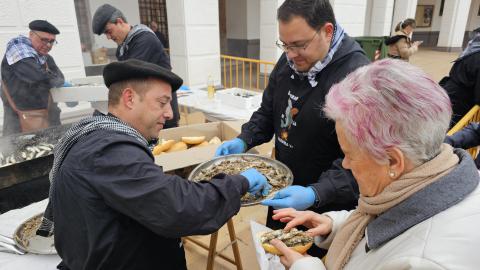 Reparto de sardinas asadas en la plaza de la Constitución