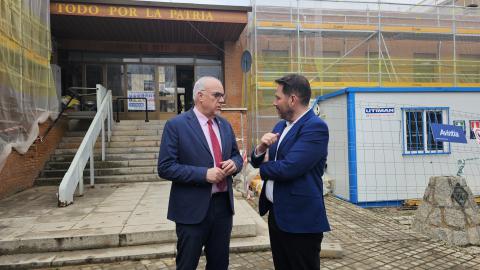 Nieva y Broceño conversan a la entrada del cuartel