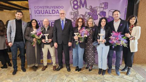 Autoridades junto a las premiadas