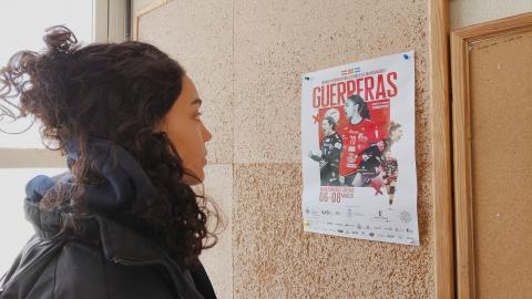 Carmen Arroyo en el pabellón del Nuevo Manzanares viendo el cartel del torneo