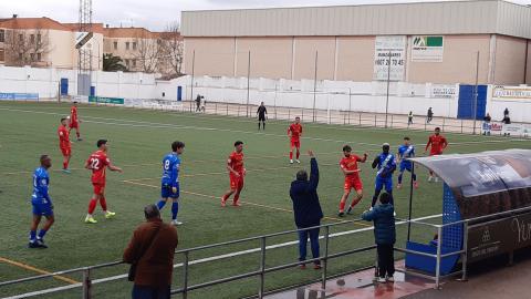 Lance del partido ante el Villarrubia a la altura del banquillo manzanareño