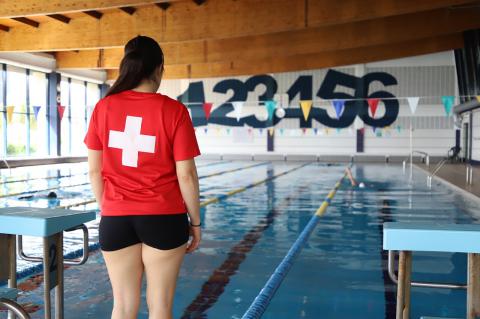 Socorrista en la piscina climatizada