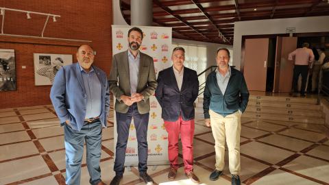 Miembros de la peña Sánchez Mejías junto al concejal de Cultura