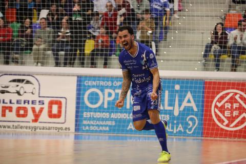Humberto celebra un gol del Quesos El Hidalgo Manzanares FS