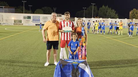 Laura Carrillo entregó el trofeo al Calvo Sotelo