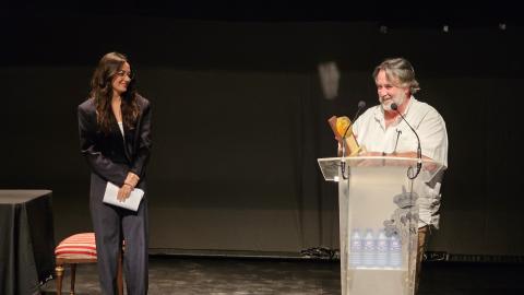 Andrés Lima tras recoger el Premio Escena de manos de Rebeca Cuenca