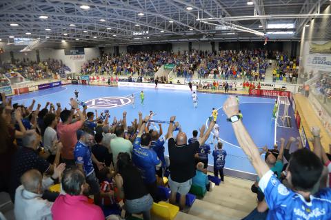 Celebración en la grada del primer gol del Manzanares