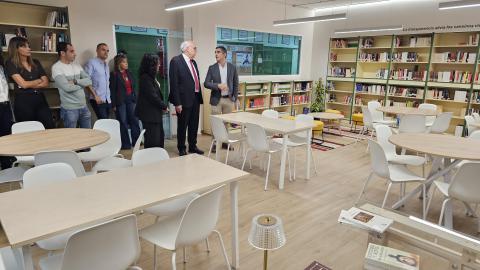 Visita del alcalde y concejala de Educación a la nueva biblioteca