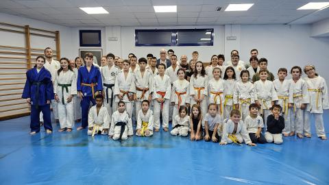 Foto conjunta con el alumnado del club de Judo