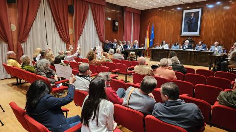Momento en el que algunos asistentes levantan carteles contra las plantas de biometano antes de finalizar la sesión plenaria de octubre Momento en el que algunos asistentes levantan carteles contra las plantas de biometano antes de finalizar la sesión plenaria de octubre