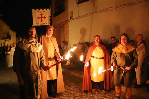 Los candidatos a alcaldes medievales en la procesión de las antorchas