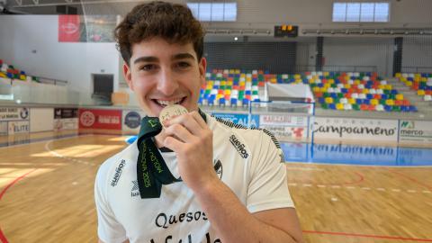 Javi Bule con la medalla de plata como Subcampeón de Europa Sub 19 de fútbol sala