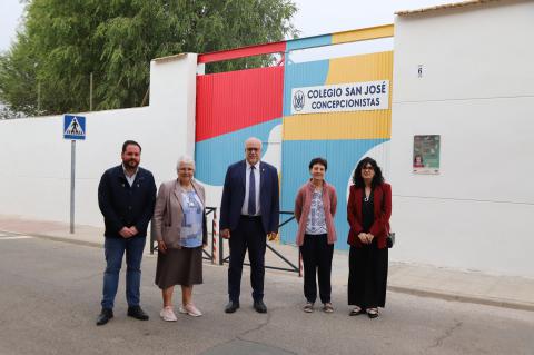 Visita del Ayuntamiento al colegio San José por las obras del muro
