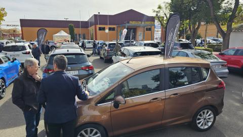 Visitantes en los stands exteriores del Salón del Automóvil