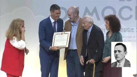Pedro Sanchez entrega el reconocimiento a Manuel Menchén, de 99 años, hijo de Antonio Menchén