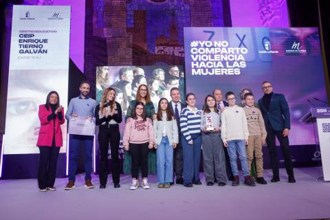 El presidente regional junto a representantes del colegio manzanareño