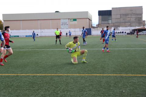 Fran Ucendo atajando un balón