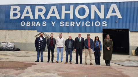 Autoridades municipales junto a responsables de la empresa Barahona