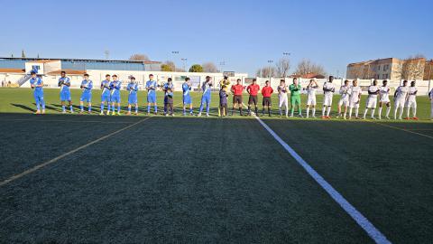Saludo inicial de ambos equipos y del trío arbitral