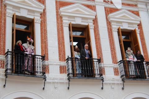 Saludo del alcalde y de los Reyes Magos en los balcones del Ayuntamiento