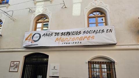 Exterior del centro social de Casa Josito con la pancarta conmemorativa