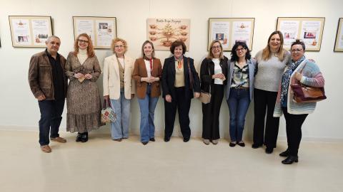 Algunas premiadas junto a autoridades y representantes del Centro y del Consejo Local de la Mujer