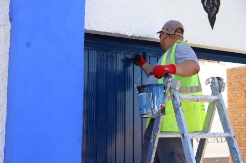 Un operario realiza labores de pintura en acciones sociales de empleo de 2025