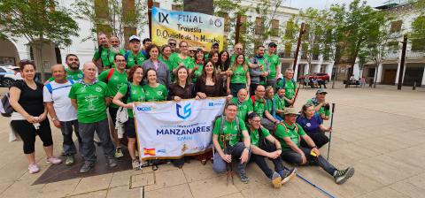 Foto de grupo con autoridades a su llegada a Manzanares