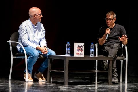 Miquel Ramos junto a Juanjo Díaz Portales en la Escuela de Ciudadanía de Manzanares