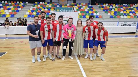 Laura Carrillo entregó el trofeo de campeón a Ganadería Farrallá