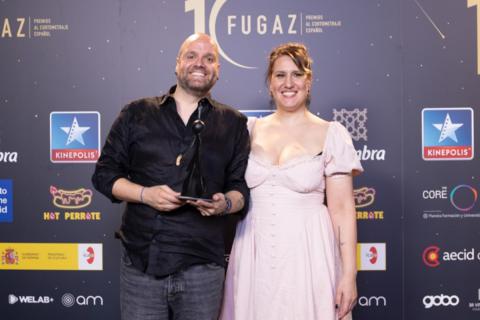 Cesar F. Calvillo y Teresa Bellón con su Premio Fugaz 2026