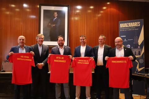 La RFEF ha entregado camisetas de la Selección de Fútbol Sala a las instituciones y Manzanares FS