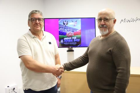 Los presidentes del Manzanares CF y del FF Manzanares sellando el acuerdo de colaboración