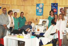 La coordinadora de la Red de Hemodonación, Hemoterapia y Hemovigilancia de Castilla-La Mancha, Elena Madrigal durante una donación