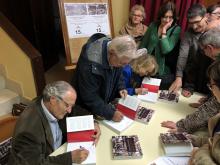 Firma de libros por los periodistas participantes