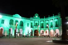 Fachada del Ayuntamiento iluminado de verde