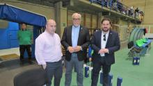 El alcalde, junto al presidente del Manzanares FS y al concejal de Deportes