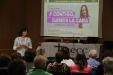 La psicóloga de la AECC ofreció una charla en la biblioteca municipal sobre cómo vivir y afrontar el cáncer de mama
