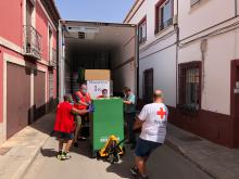 Descarga de los alimentos en la sede de Cruz Roja