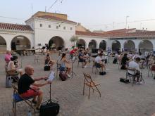 Ensayo de la banda de música 'Julián Sánchez-Maroto' en el patio del mercado municipal