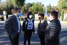 Visita de Juan López de Pablo y Gemma de la Fuente a la avenida del Parque por la instalación de nuevos radares