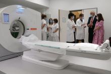 Visita de Julián Nieva y Regina Leal al nuevo TAC y sala de radiología general 