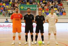 Saludo de los capitanes con la pareja arbitral