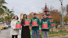 Árbol de Navidad de miniglús en Manzanares (Ecovidrio)