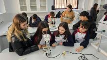 Actividad en uno de los laboratorios de ciencias