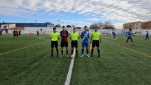 Capitanes y trío arbitral tras el sorteo de campo