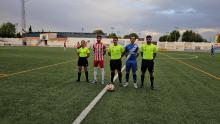 Sorteo de campo con los capitanes y el trío arbitral
